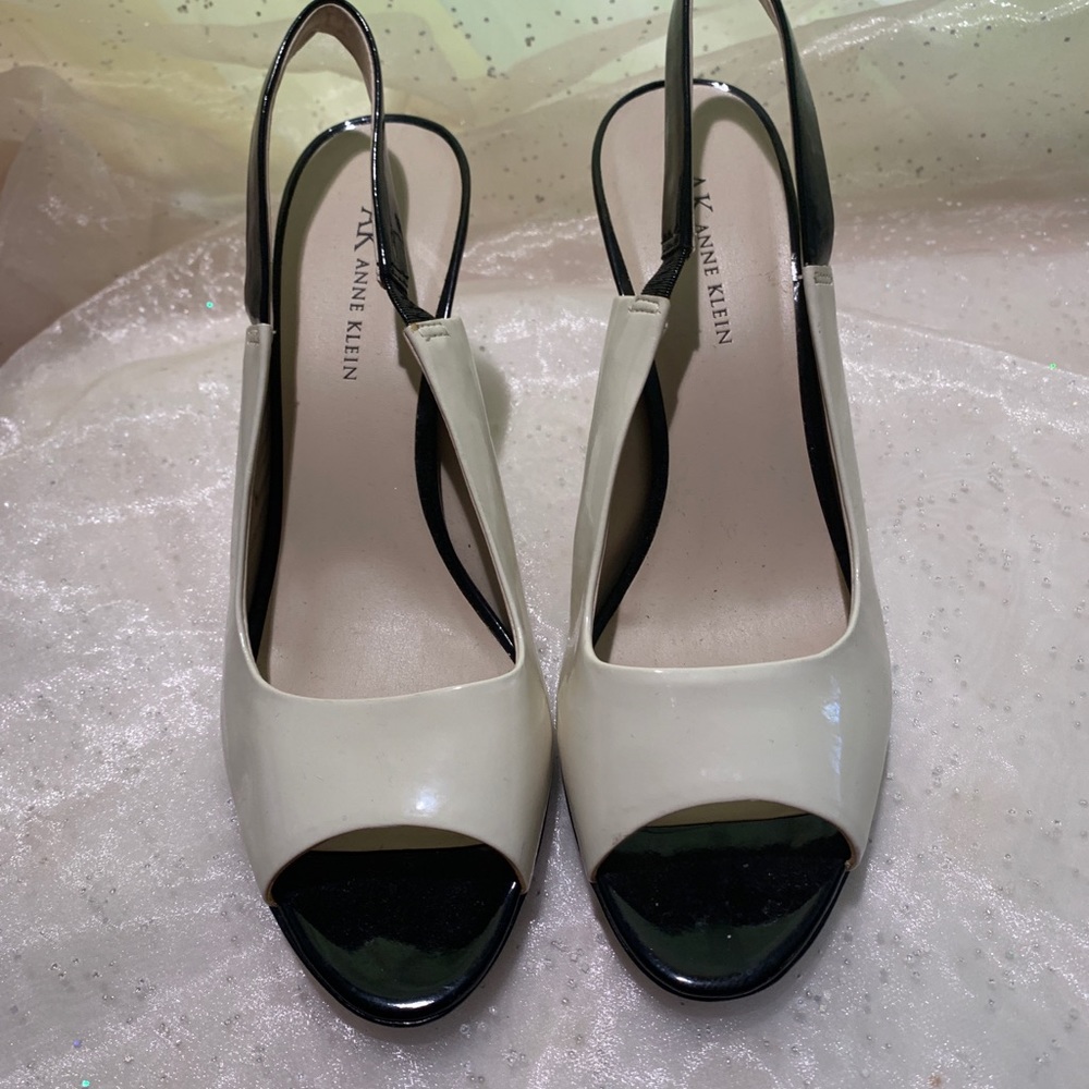 AK Anne Klein sling backs in white/black.
